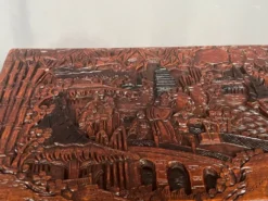 Coffre en camphre sculpté. Chine. XXe siècle. 40x80x38 cm.