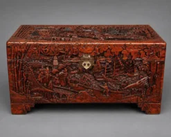 Coffre en camphre sculpté. Chine. XXe siècle. 40x80x38 cm.