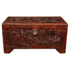Coffre en camphre sculpté. Chine. XXe siècle. 40x80x38 cm.