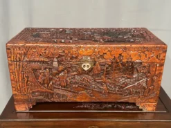 Coffre en camphre sculpté. Chine. XXe siècle. 40x80x38 cm.