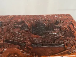 Coffre en camphre sculpté. Chine. XXe siècle. 40x80x38 cm.