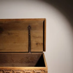 Coffre en chêne massif fait à la main avec des sculptures rustiques | Allemagne