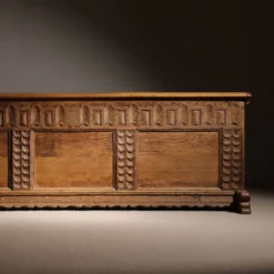 Coffre en chêne massif fait à la main avec des sculptures rustiques | Allemagne