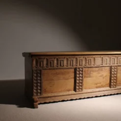 Coffre en chêne massif fait à la main avec des sculptures rustiques | Allemagne