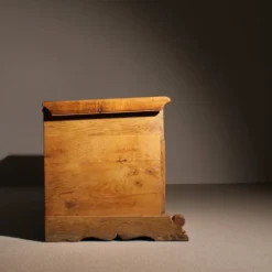 Coffre en chêne massif fait à la main avec des sculptures rustiques | Allemagne