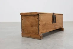 Coffre en chêne rustique, France vers 1900