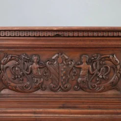 Coffre en noyer avec sculptures baroques