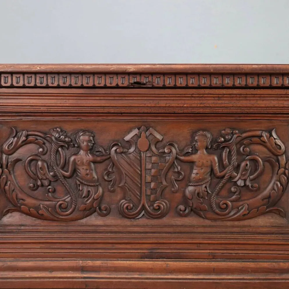 Coffre en noyer avec sculptures baroques
