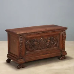 Coffre en noyer avec sculptures baroques