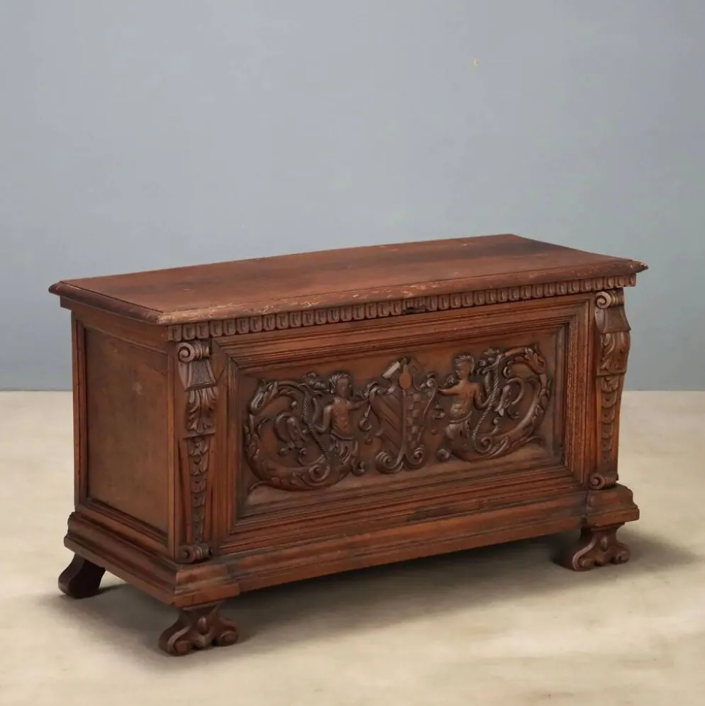 Coffre en noyer avec sculptures baroques