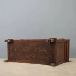 Coffre en noyer avec sculptures baroques