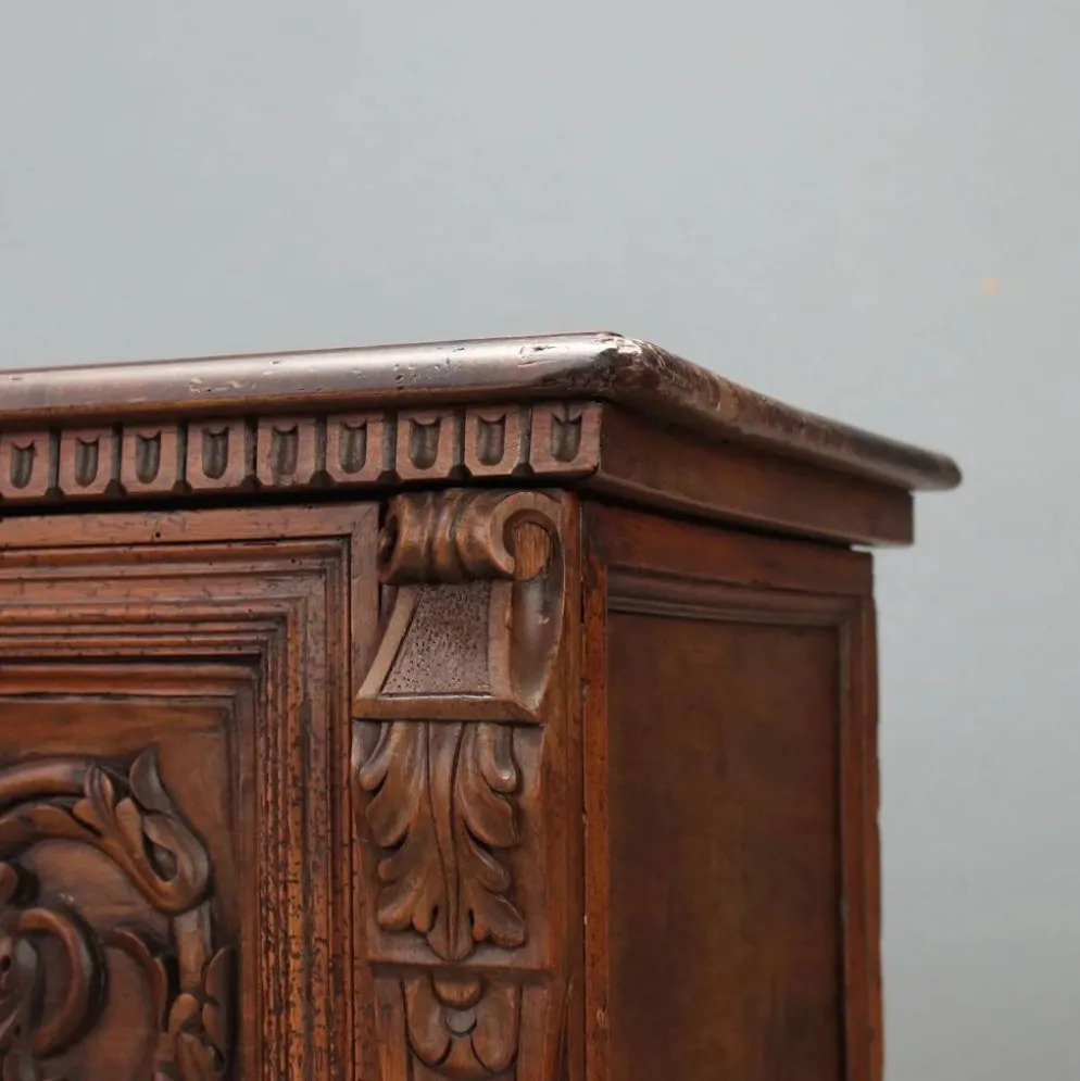 Coffre en noyer avec sculptures baroques