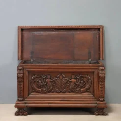 Coffre en noyer avec sculptures baroques