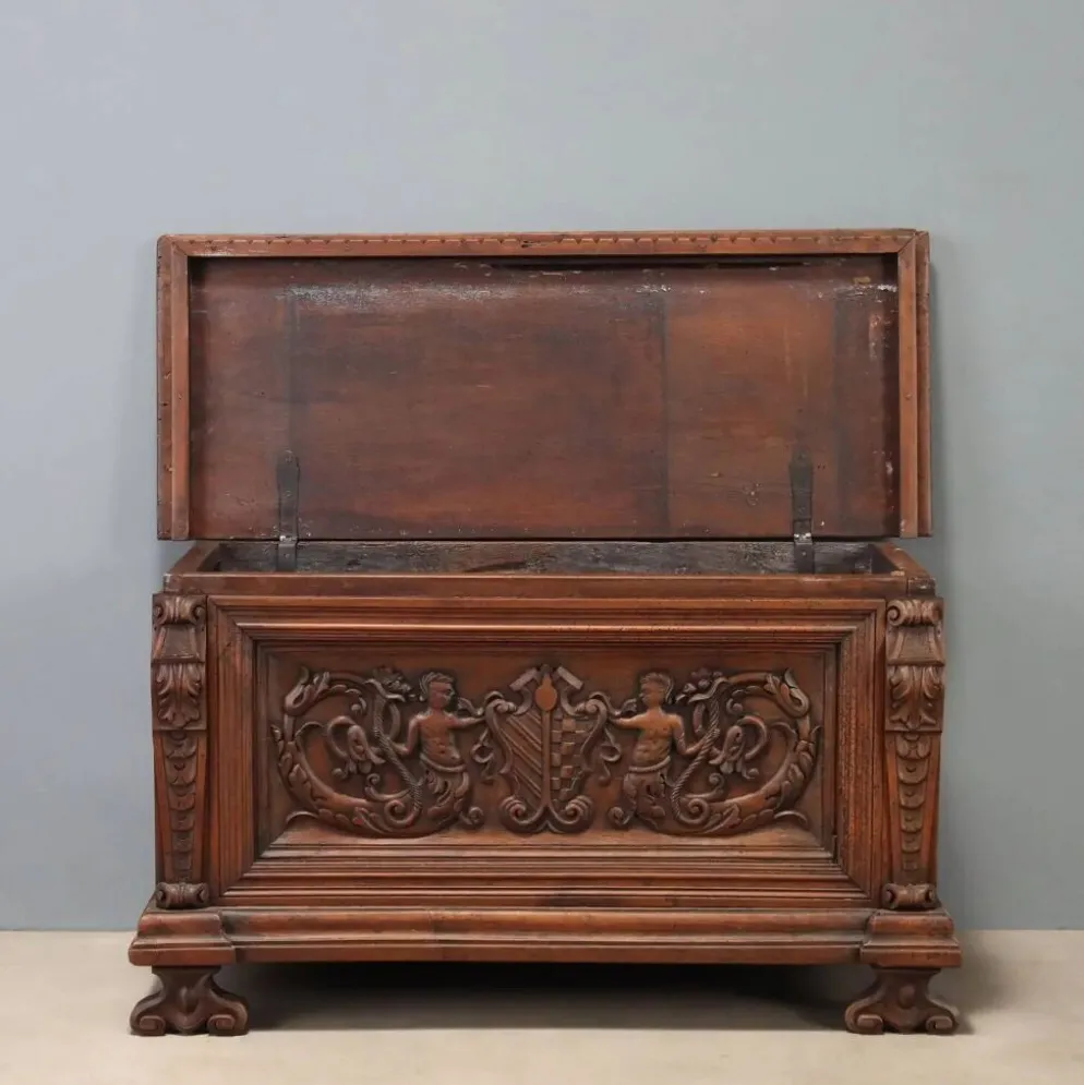 Coffre en noyer avec sculptures baroques