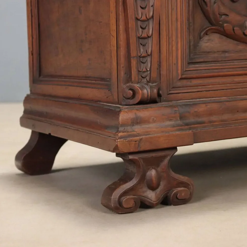 Coffre en noyer avec sculptures baroques