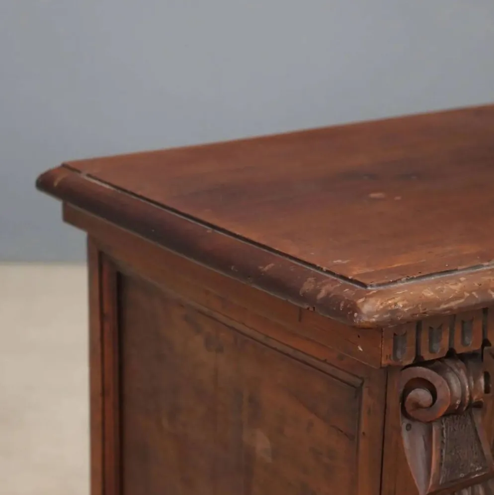 Coffre en noyer avec sculptures baroques