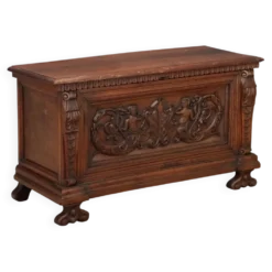 Coffre en noyer avec sculptures baroques