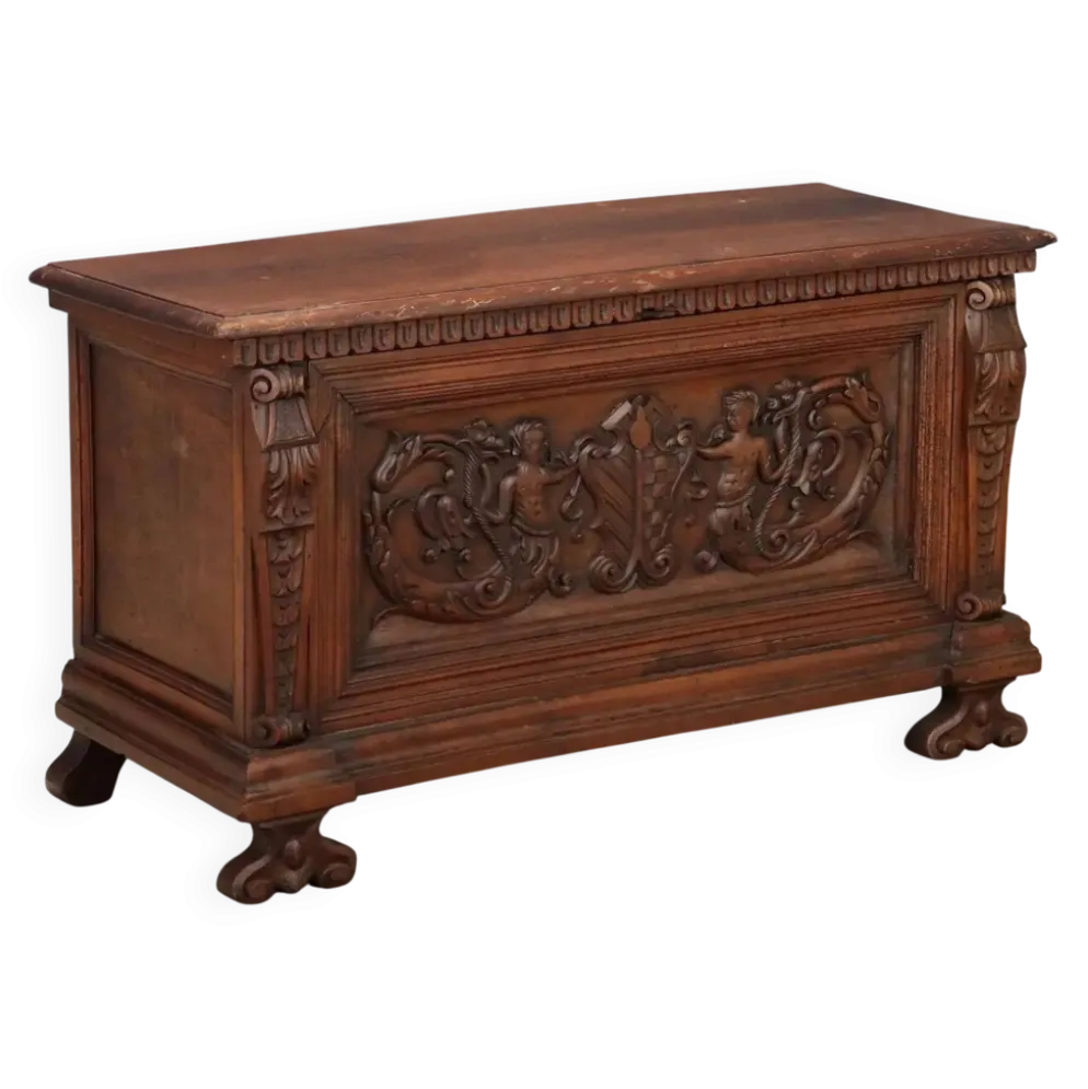 Coffre en noyer avec sculptures baroques