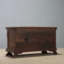 Coffre en noyer avec sculptures baroques