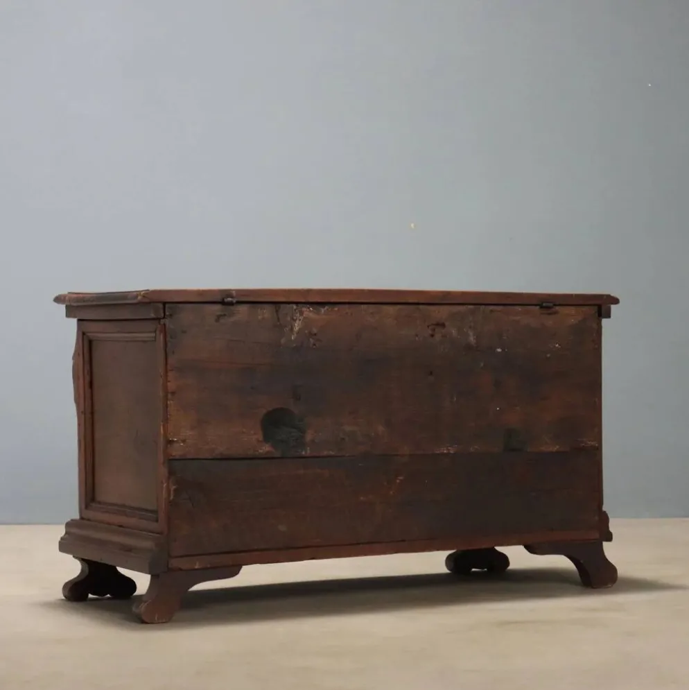 Coffre en noyer avec sculptures baroques