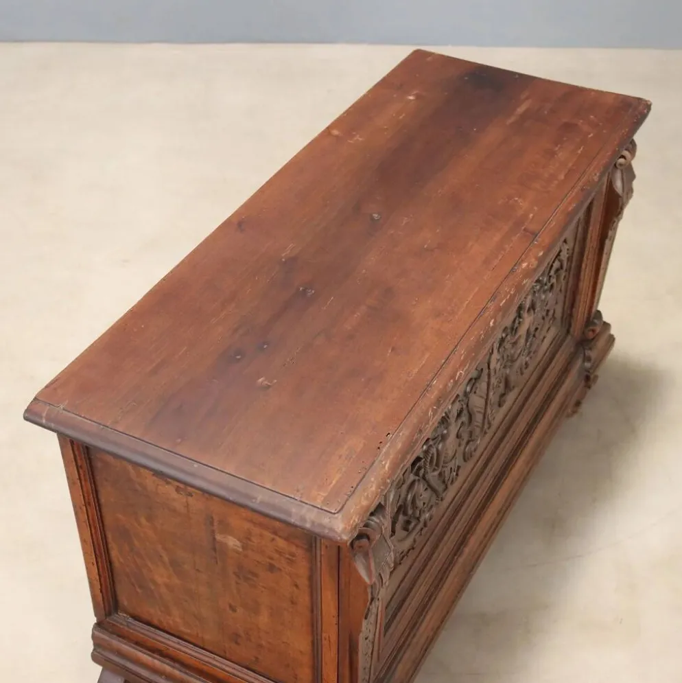 Coffre en noyer avec sculptures baroques