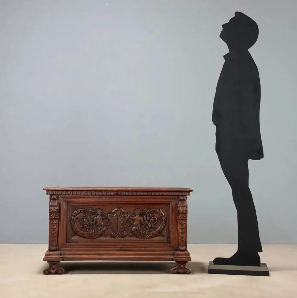 Coffre en noyer avec sculptures baroques