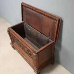 Coffre en noyer avec sculptures baroques