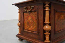 Coffre en noyer néo-Renaissance avec panneau avant marqueté et colonnes tournées, Be