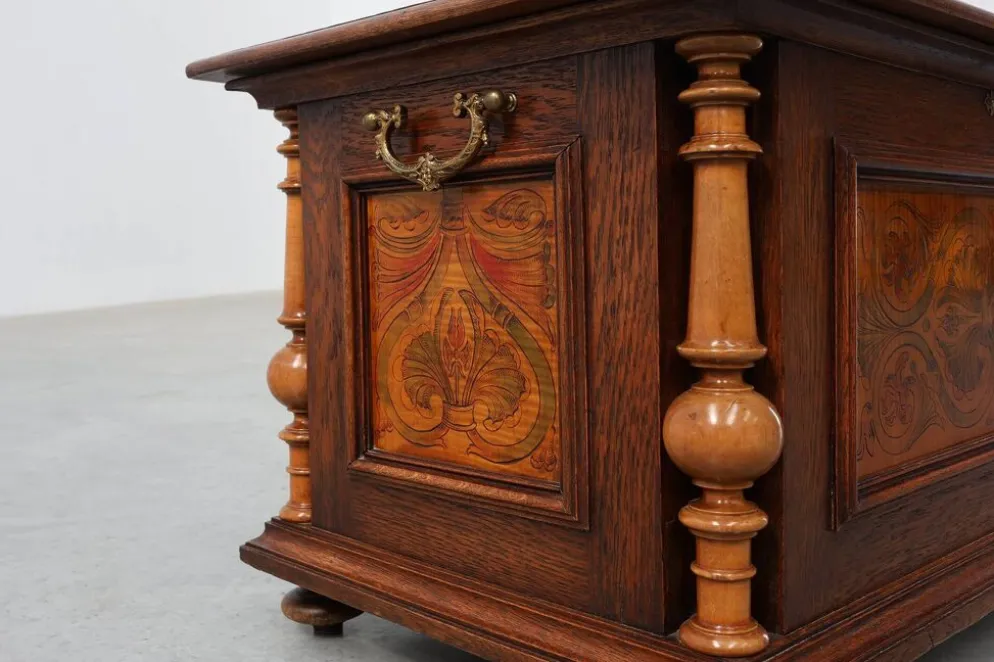Coffre en noyer néo-Renaissance avec panneau avant marqueté et colonnes tournées, Be