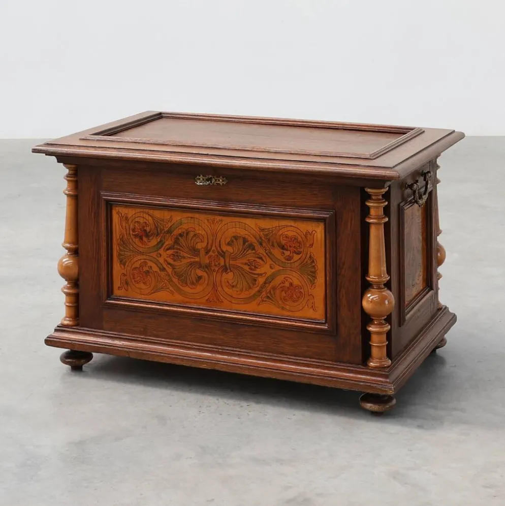 Coffre en noyer néo-Renaissance avec panneau avant marqueté et colonnes tournées, Be