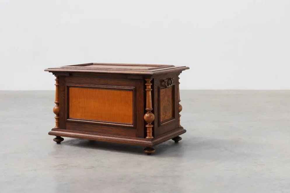 Coffre en noyer néo-Renaissance avec panneau avant marqueté et colonnes tournées, Be