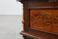 Coffre en noyer néo-Renaissance avec panneau avant marqueté et colonnes tournées, Be