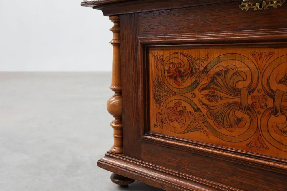 Coffre en noyer néo-Renaissance avec panneau avant marqueté et colonnes tournées, Be