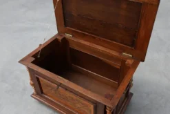 Coffre en noyer néo-Renaissance avec panneau avant marqueté et colonnes tournées, Be
