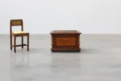 Coffre en noyer néo-Renaissance avec panneau avant marqueté et colonnes tournées, Be