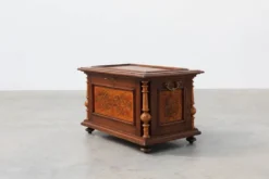 Coffre en noyer néo-Renaissance avec panneau avant marqueté et colonnes tournées, Be