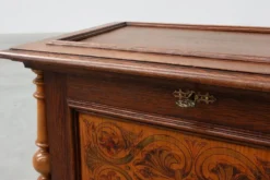 Coffre en noyer néo-Renaissance avec panneau avant marqueté et colonnes tournées, Be