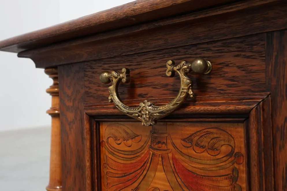 Coffre en noyer néo-Renaissance avec panneau avant marqueté et colonnes tournées, Be