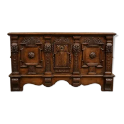 Coffre en noyer sculpté de style Renaissance – XVIIe