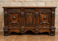 Coffre en noyer sculpté de style Renaissance – XVIIe