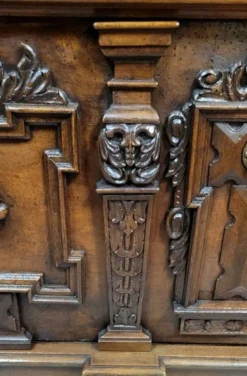 Coffre en noyer sculpté de style Renaissance – XVIIe