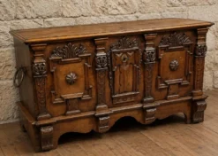 Coffre en noyer sculpté de style Renaissance – XVIIe