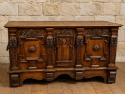 Coffre en noyer sculpté de style Renaissance – XVIIe