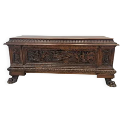 Coffre en noyer sculpté. Travail italien d'époque renaissance