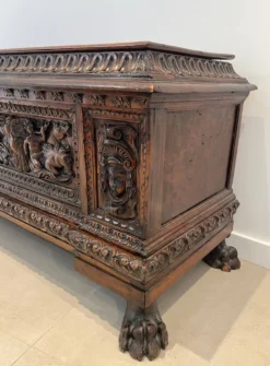 Coffre en noyer sculpté. Travail italien d'époque renaissance