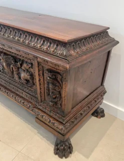 Coffre en noyer sculpté. Travail italien d'époque renaissance