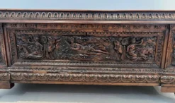 Coffre en noyer sculpté. Travail italien d'époque renaissance