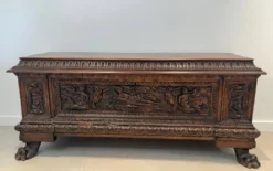 Coffre en noyer sculpté. Travail italien d'époque renaissance
