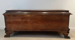 Coffre en noyer sculpté. Travail italien d'époque renaissance