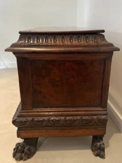 Coffre en noyer sculpté. Travail italien d'époque renaissance